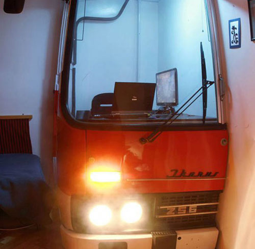 ترفيه وتسلية بالصور إستخدام باص قديم في ديكور مكتب رائع!