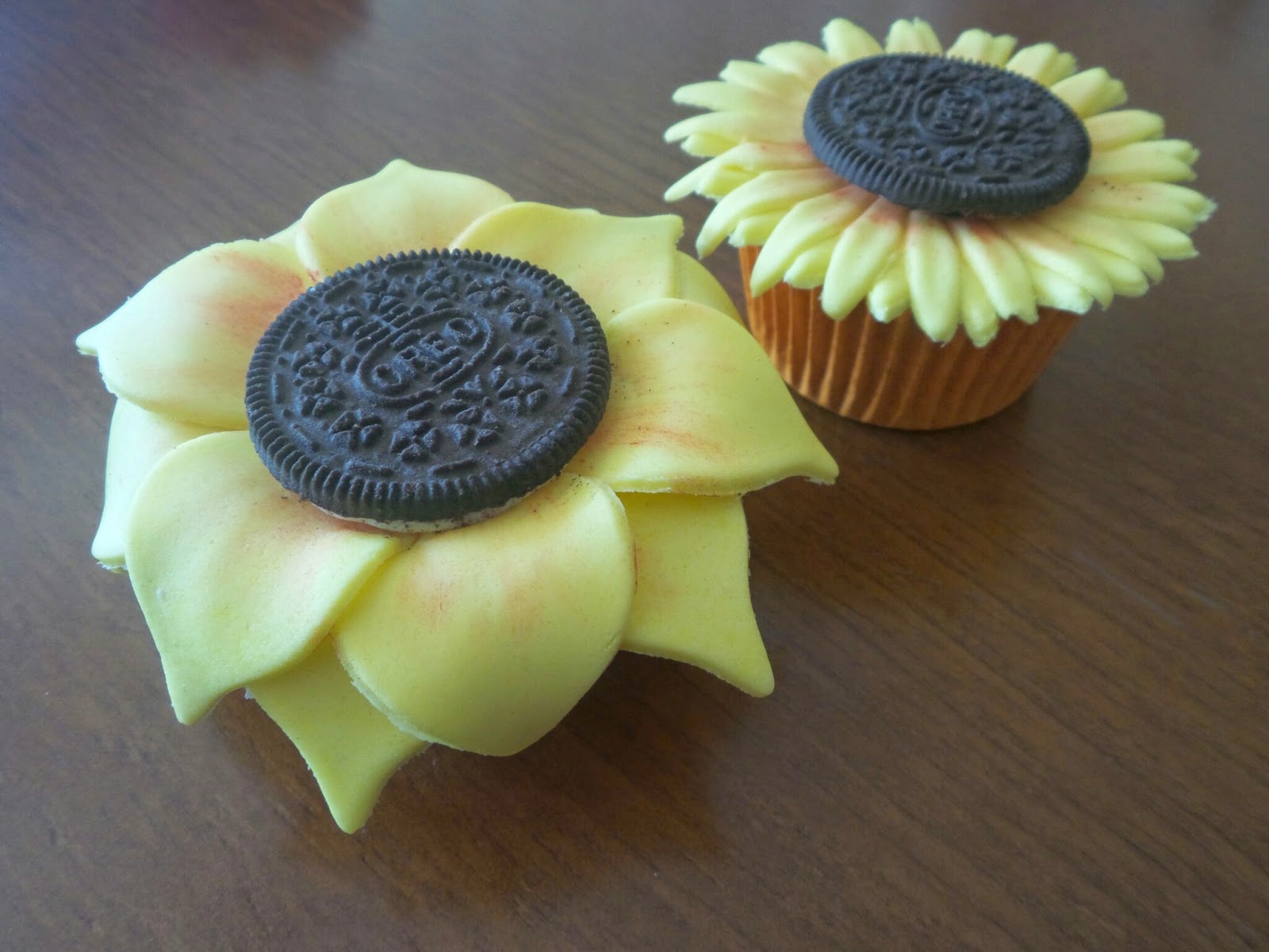 Como Decorar Con Una Flor Girasol Un Cupcake Como Decorar Con Una Flor Girasol Un Cupcake