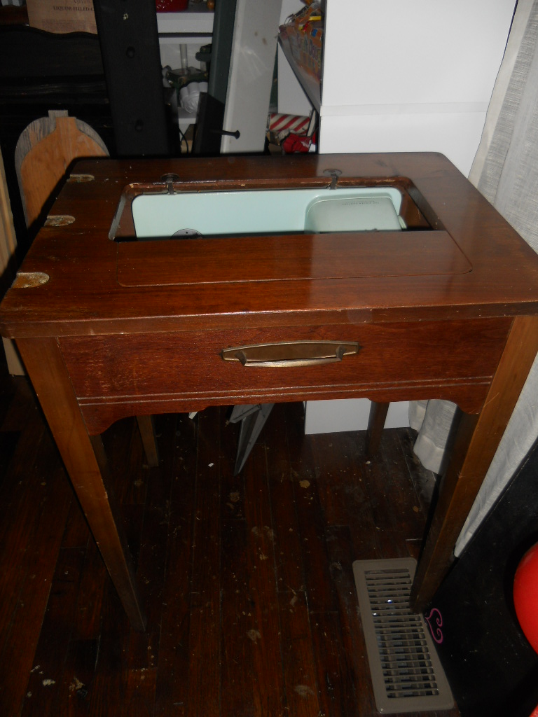 That Blonde Girl OLD SEWING MACHINE REDO