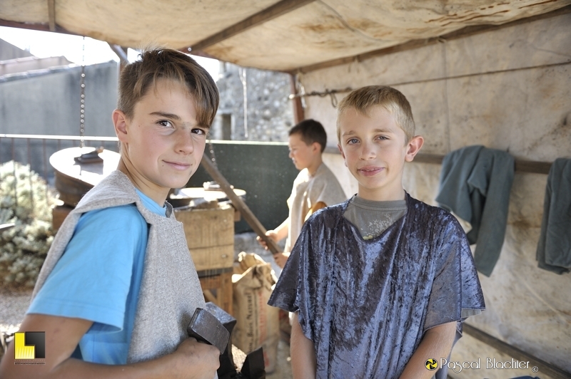 trois jeunes forgerons a la fete médiévale de saint vincent de barres photo pascal blachier