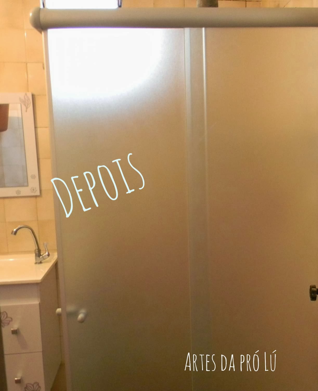 Artes da Pró Lú Colocando adesivo jateado em vidros Aparador Buffet Madeira ~ Artes da Pró Lú Colocando adesivo jateado em vidros