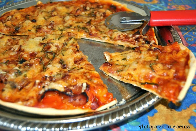 Pizza De Beicon, Cebolla Y Romero
