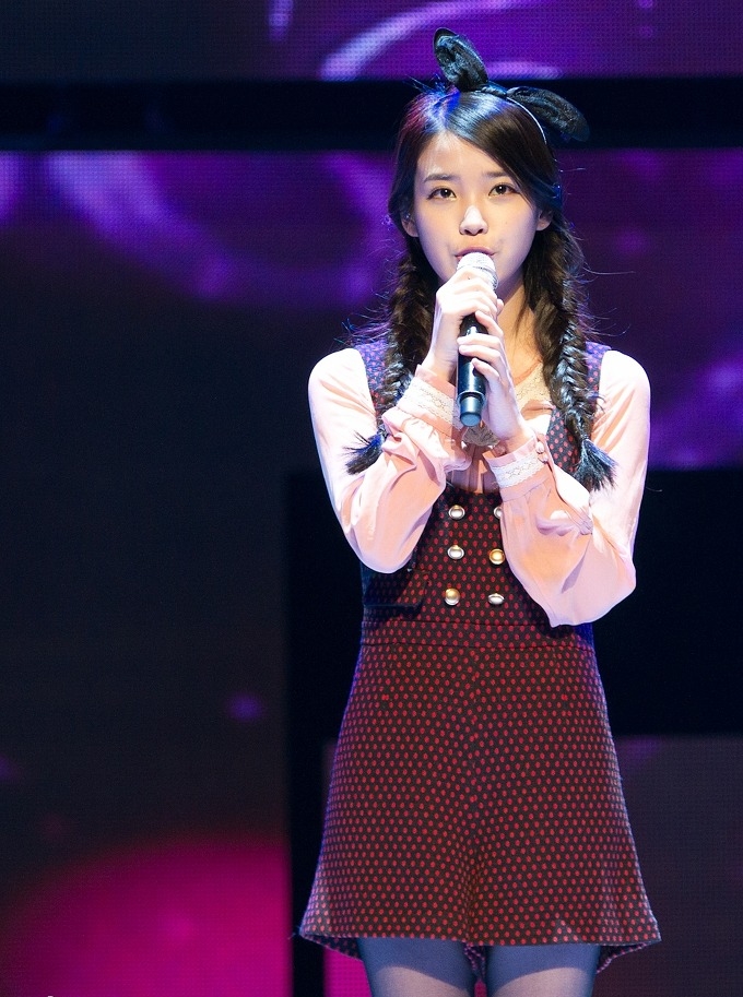 Korea's Latest Fashion Blog: IU in lovely korean fashionable dress at