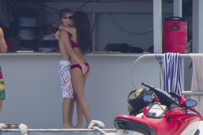 Selena Gomez and Justin Bieber kissing in Hawaii