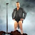 Robbie Williams in mutande a Cardiff