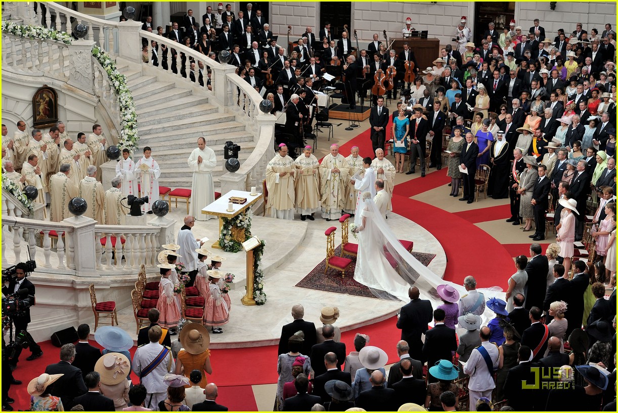 http://4.bp.blogspot.com/-AYtZarou2so/ThASksrpjqI/AAAAAAAAK1g/fCXokmkV81I/s1600/prince-albert-princess-charlene-royal-wedding-08.jpg