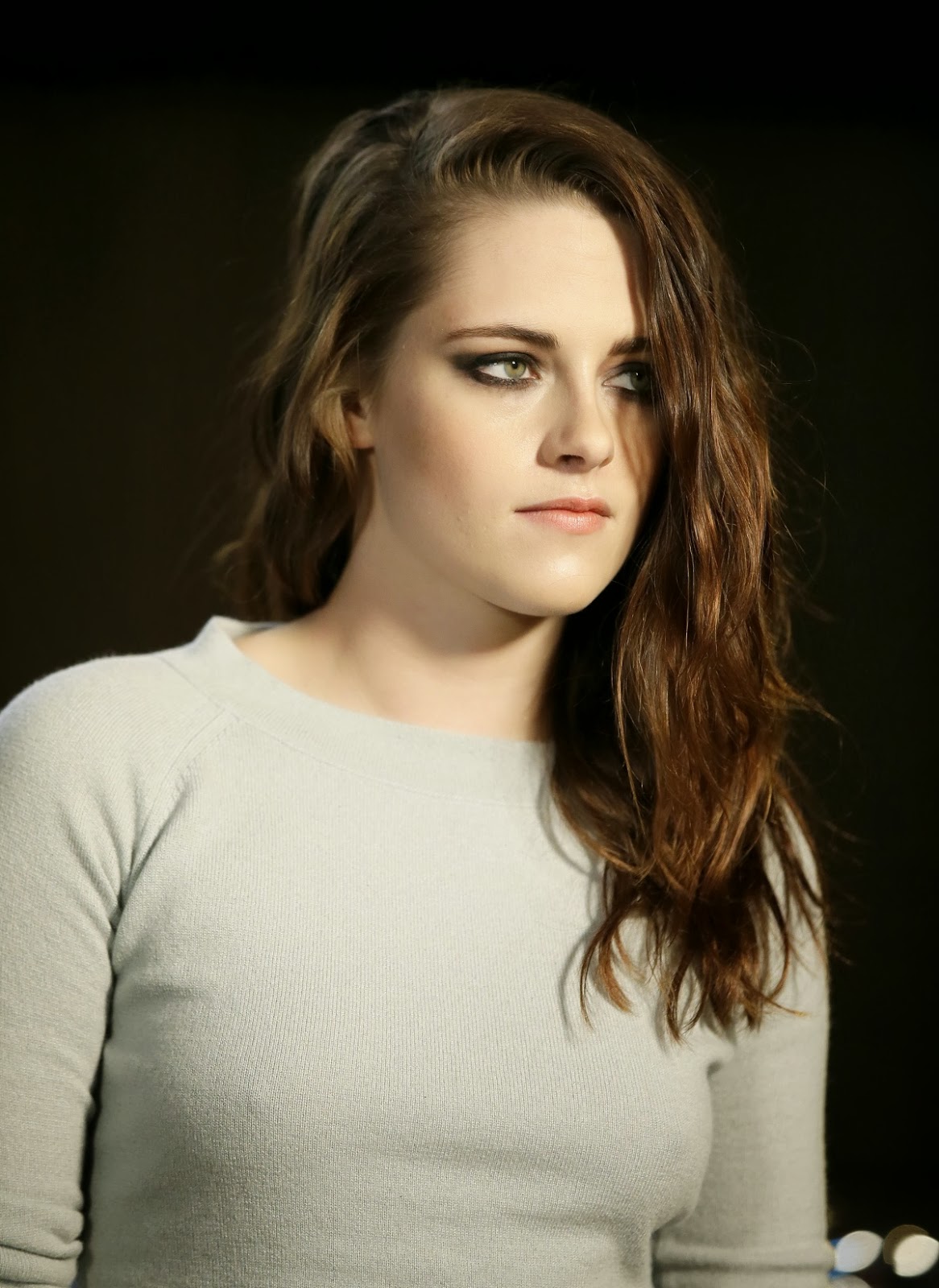 Latest and Hottest from Hollywood Beauties: Kristen Stewart at Chanel Metiers d’Art ...