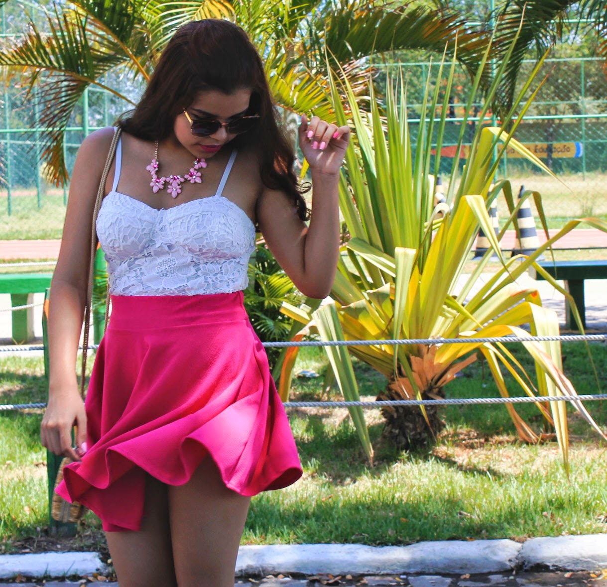 Look barbie, saia skater rosa, saia rodada rosa, cropped renda, salto bege