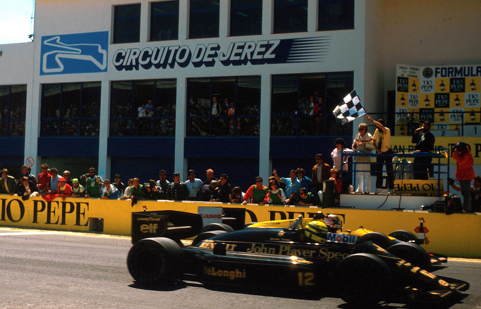 1986_Ayrton_Senna_Lotus_98T_Renault_Nigel_Mansell_Williams_FW11_Honda_Jerez_de_la_Frontera_GP_S.jpg