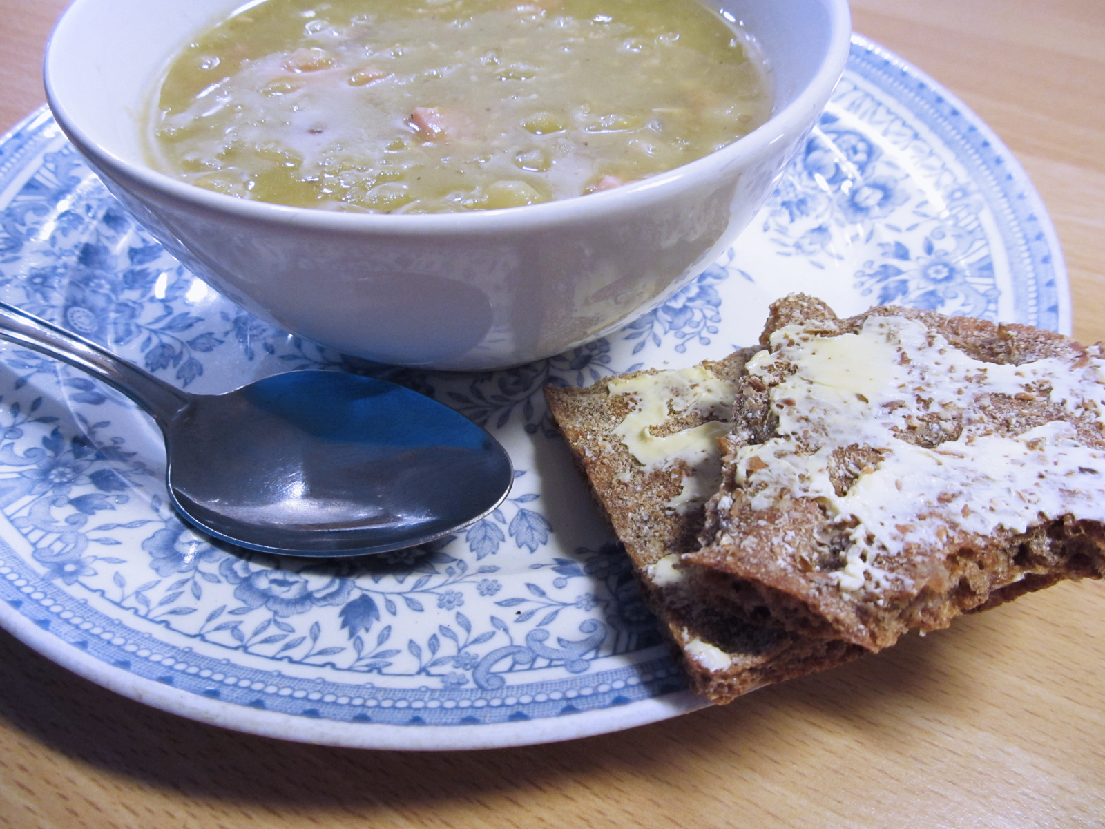 Silkosta rukiiseen From Pine Bark to Rye Laskiaistiistain ateria