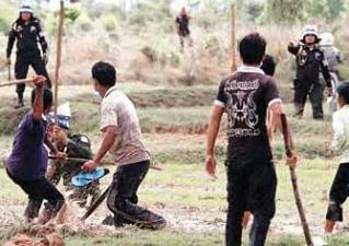 Kompong Speu villagers fight back against the CPP cops who came to evict them from their land-2011