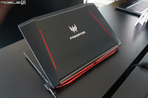 Laptop%2BAcer%2BPredator%2BHelios%2B300_3.jpg Không dừng lại ở đó, Helios 300 được tích hợp quạt kim loại mỏng nhất thế giới 0.1mm AeroBlade 3D độc quyền của Acer với 59 lá quạt thiết kế 3D cho luồng gió mạnh hơn 25% so với thông thường giúp tản nhiệt nhanh hơn, đồng thời giảm tiếng ồn đến mức tối thiểu cho trải nghiệm chơi game êm mượt và không bị gián đoạn.