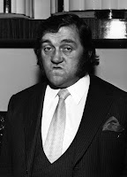 Les Dawson (1934–1993) fue un comediante británico. Tal vez no muy conocido por el resto del mundo pero sus "caras felices" eran míticas.