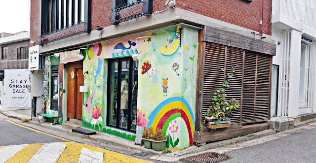 Shop with colorful mural wall caught our eyes Shop with colorful mural wall caught our eyes | www.meheartseoul.blogspot.com