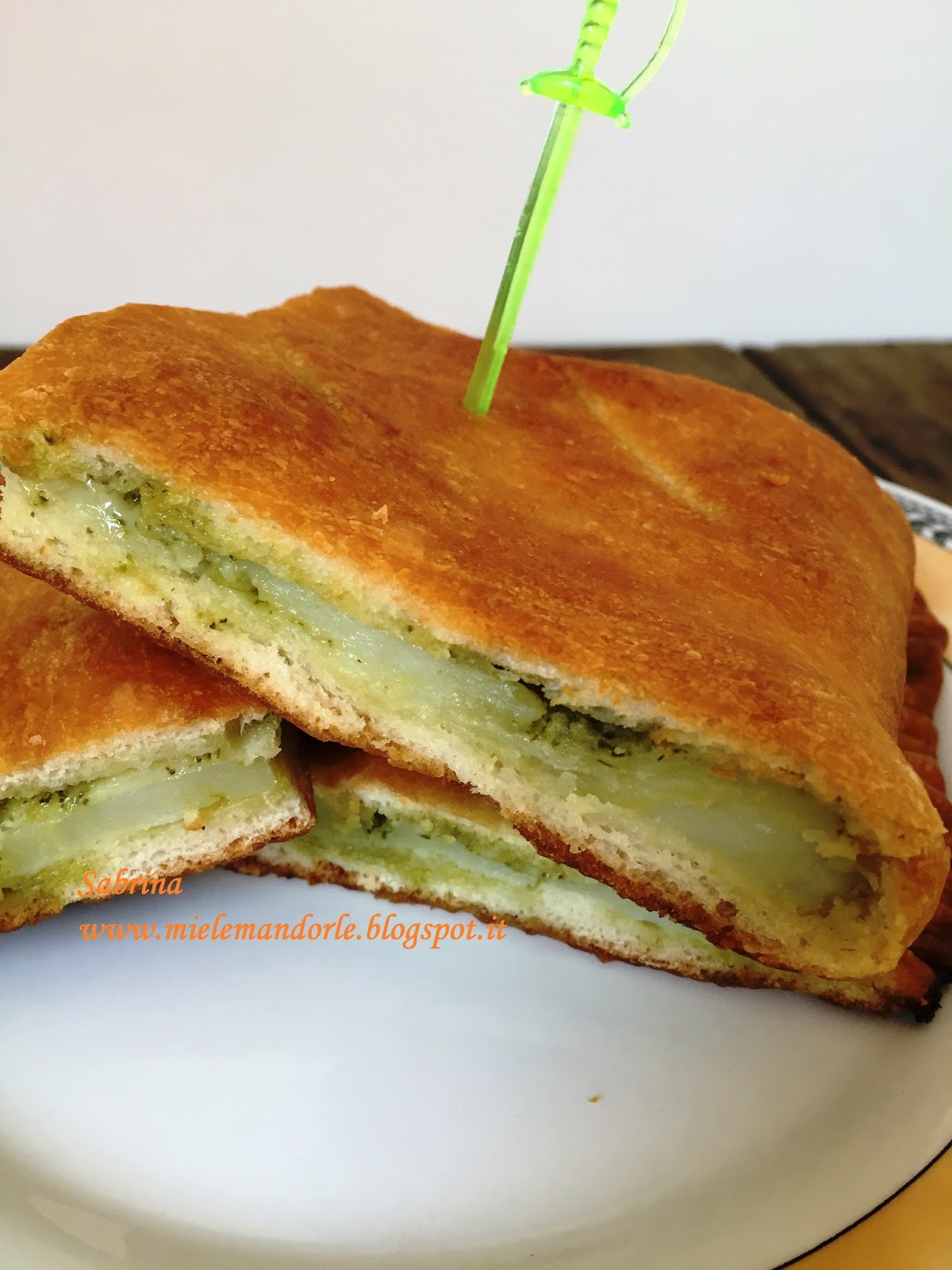 Miel & Mandorle Focaccia con pesto, patate e stracchino