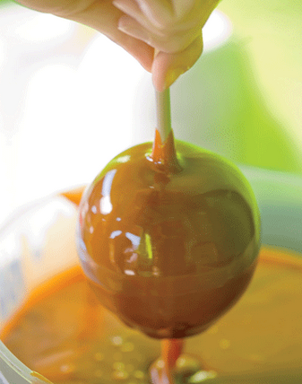 You Can Make Your Own Caramel Apples At Home! Here's How!