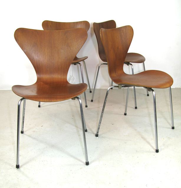 3107 series 7 chairs designed by Arne Jacobsen for Fritz Hansen