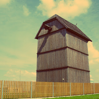 Drewniany wiatrak koźlak z 1887 roku, ulokowany niedaleko boiska piłkarskiego, przy ulicy Klasztornej. 