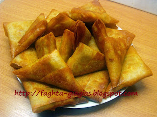 Τα φαγητά της γιαγιάς - Κοτοπιτάκια τρίγωνα με πιπεριές και φέτα Τα φαγητά της γιαγιάς - Κοτοπιτάκια τρίγωνα με πιπεριές και φέτα