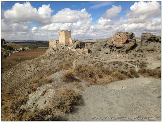 Vista del castillo desde el poblado Vista del castillo desde el poblado
