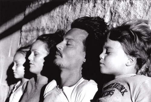 http://4.bp.blogspot.com/-AfdrbMervoI/TfEMPZAkLeI/AAAAAAAACAU/taudfVl0Yxs/s1600/johnny-depp-vanessa-paradis-kids.jpg