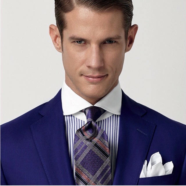 camisa azul cuello blanco