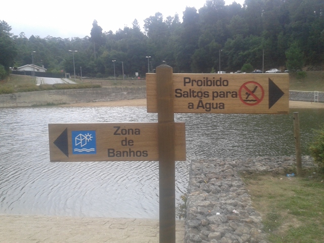 Indicações de Zona de Banhos e Proibição de Saltos para a água Indicações de Zona de Banhos e Proibição de Saltos para a água