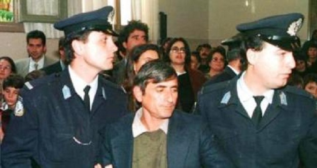 Μανώλης Δουρής.Ο βιαστής και παιδοκτόνος του εξάχρονου γιου του. Αυτοκτόνησε, αφού κακοποιήθηκε επανειλλημένως στη φυλακή Μανώλης Δουρής.Ο βιαστής και παιδοκτόνος του εξάχρονου γιου του. Αυτοκτόνησε, αφού κακοποιήθηκε επανειλλημένως στη φυλακή