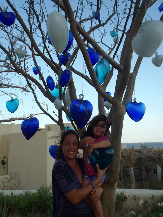 Mi hija con alexia en el árbol de corazones