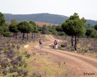 Dos peregrinas indonesias caminando por Los Berrocales