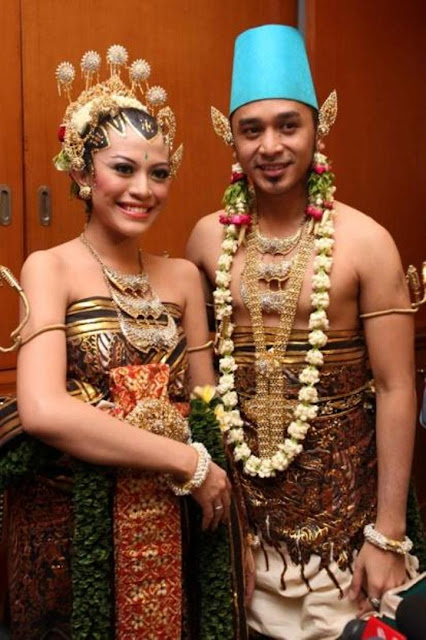 gaun pernikahan tradisional