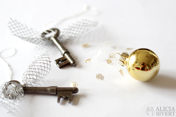 DIY the Golden Snitch and Flitwick's flying keys garland, tutorial by Alicia Sivertsson, 2015. Harry Potter Halloween party. DIY the Golden Snitch and Flitwick's flying keys garland, tutorial by Alicia Sivertsson, 2015. Harry Potter Halloween party idées, hogwarts, key, tulle, organza, lace, do it yourself, magic, skapa, skapande, kreativitet, fest, harry potterfest, den gyllene kvicken, flitwicks flygande nycklar, förtrollat, förtrollad, förtrollade, alicia sivert, aliciasivert, tyll, spets, julgranskula, julgranskulor, julkula, julkulor, christmas ornament, christmas ornaments, spare key, nyckel, nycklar, how to, gör det själv, pictorial
