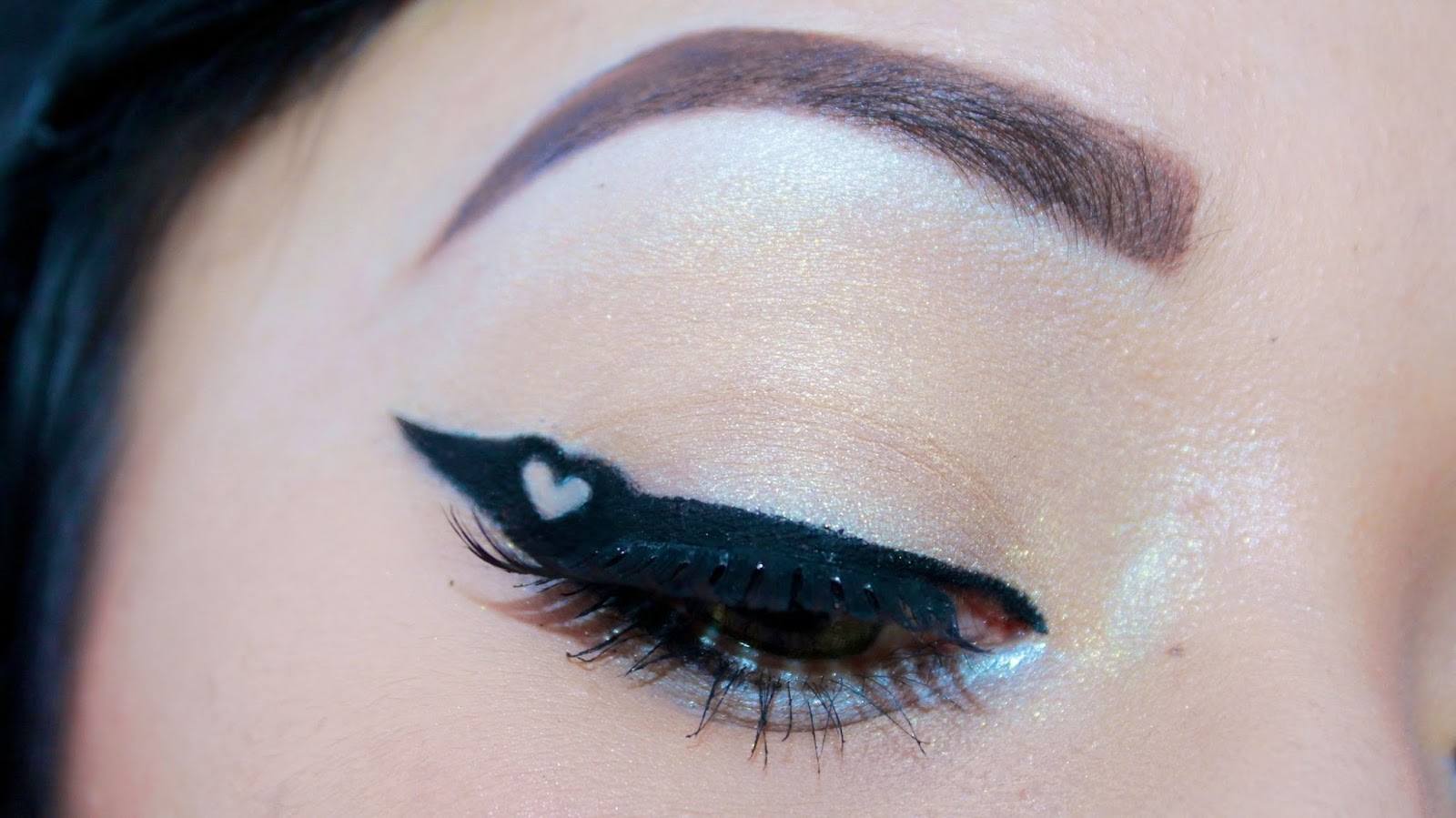 Eyeliner Nasıl Sürülür Eyeliner Nasıl Sürülür