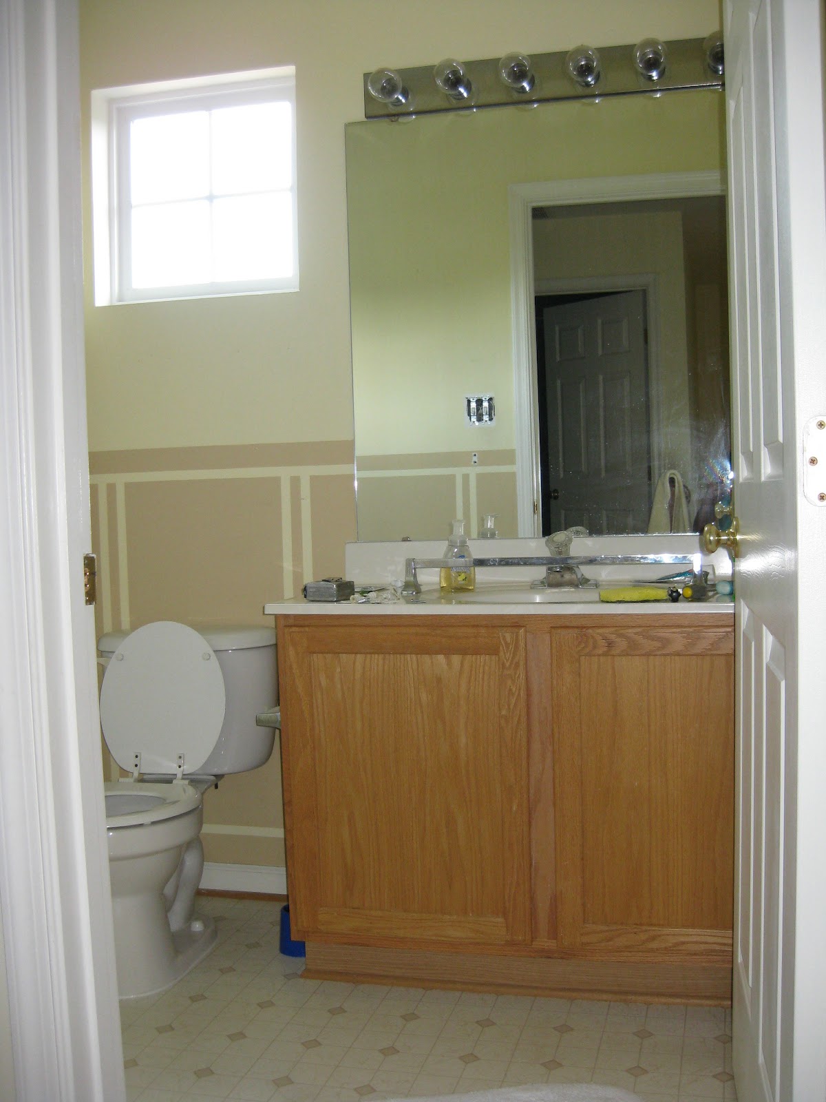 Builder's Grade Vanity Revamp! Remodelando la Casa