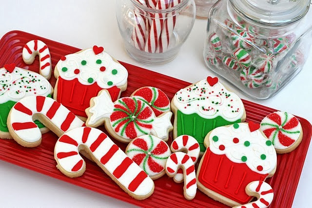 yummy-christmas-cookies-Cupcake-and-Candy-Cane-Cookies-cupcakepedia.jpg