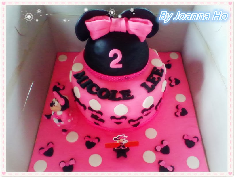 Minnie mouse fondant cake