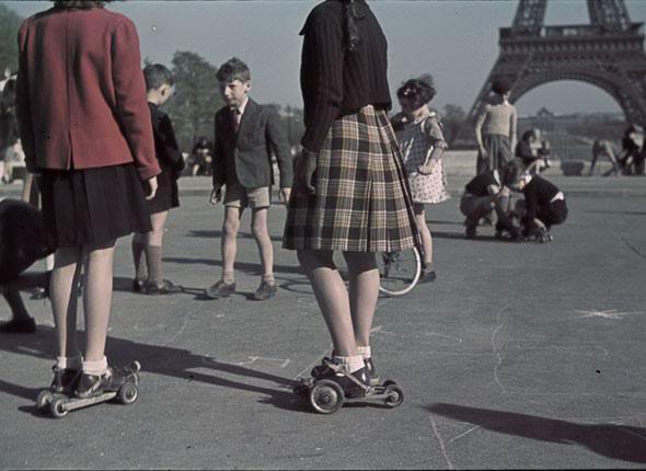 Amazing Historical Photo of Eiffel Tower in 1942 