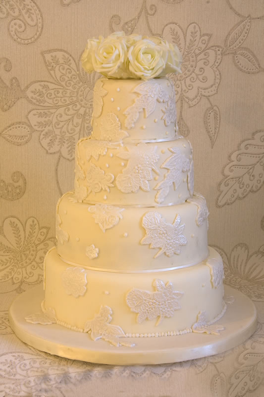 Have a vintage theme choose Lace Wedding Cake Designs ...