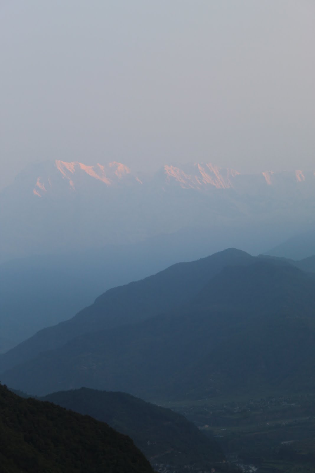 सारंगकोट डोंगरावरून पाहिलेली अन्नपूर्णा पर्वतरांगेतली बर्फाच्छादित शिखरं