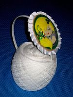 DIADEMA DE FIELTRO ESTILO CAMAFEO CON BORDE DE TELA PLISADA DIADEMA DE FIELTRO ESTILO CAMAFEO CON BORDE DE TELA PLISADA