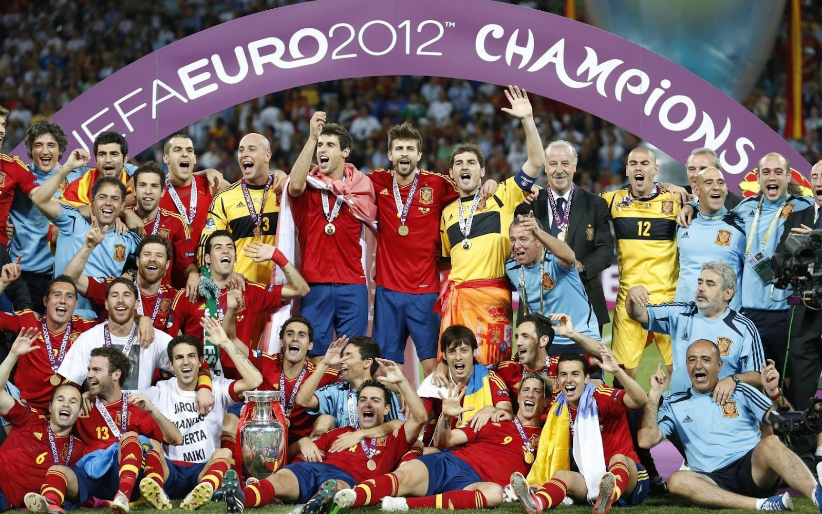 http://4.bp.blogspot.com/-ApBfhBuIhFY/UAZfUTFEYvI/AAAAAAAAC5w/SzUjFUqwIA0/s1600/Euro_2012_Champion_Spain_National_Football_Team_HD_Desktop_Wallpaper-HidefWall.Blogspot.Com-.jpg