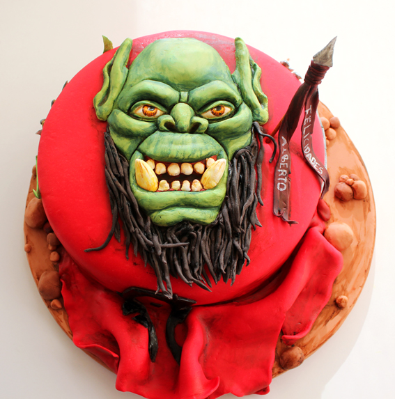 Tarta de bandera Horda con Orco, espadas y lanza, todo hecho en fondant y detalles con pincel con pintura comestible, sabor de tarta de limón, por Sweet KOKEKO