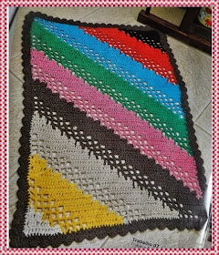 Tapete de crochê em barbante colorido com listras na diagonal