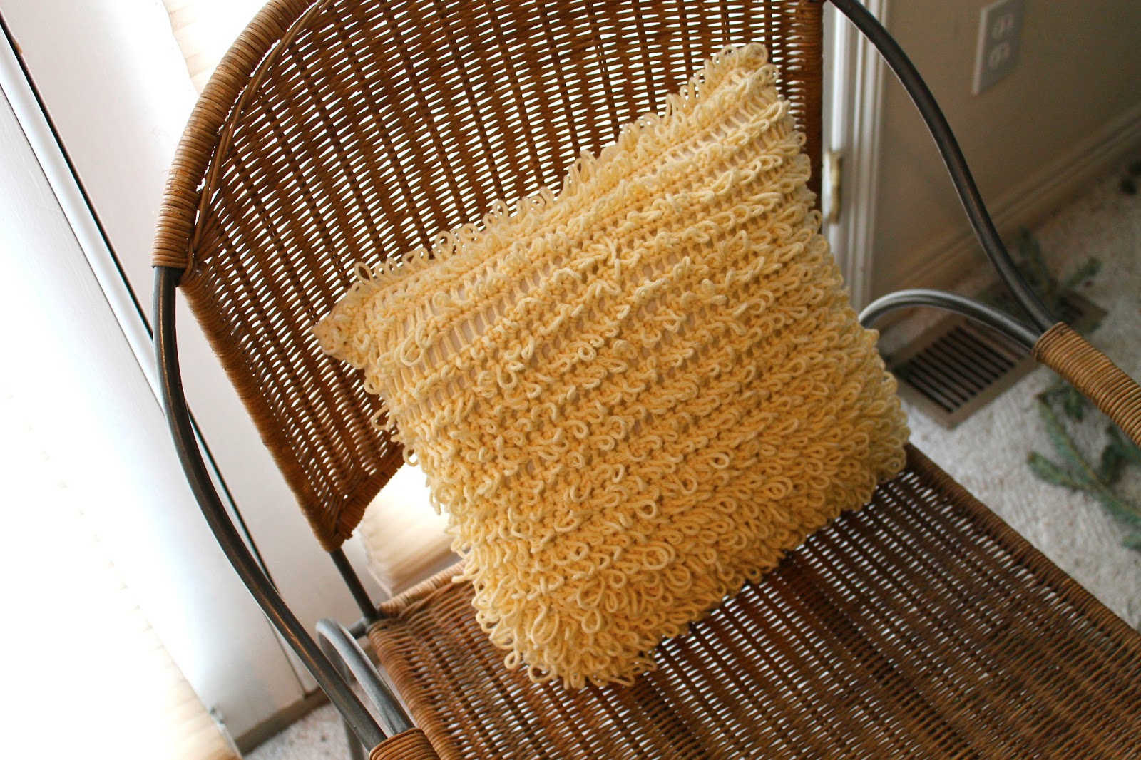 Sans Limites Crochet Loop Pillow DIY