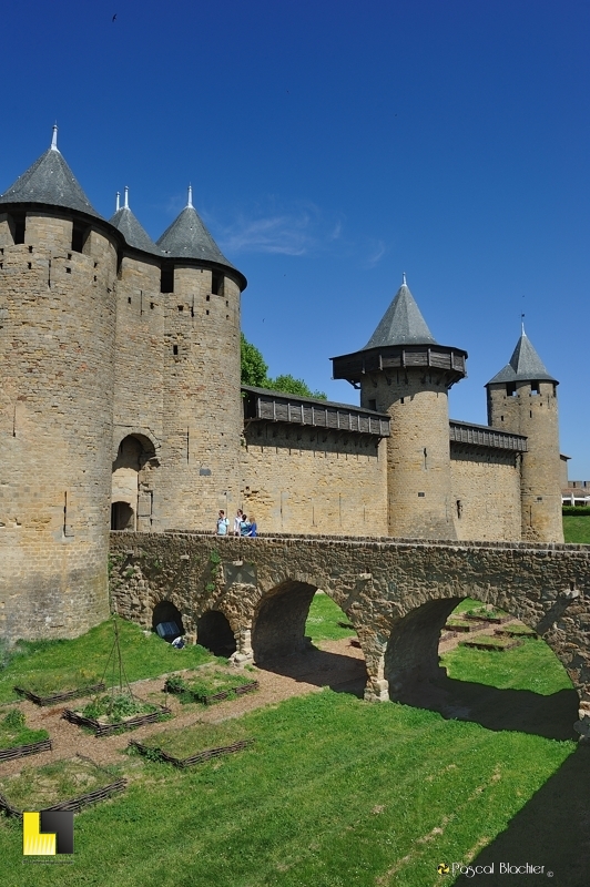 le pont au dessus des douves et l'entrée du château comtal de Carcassonne le pont au dessus des douves et l'entrée du château comtal de Carcassonne photo pascal blachier