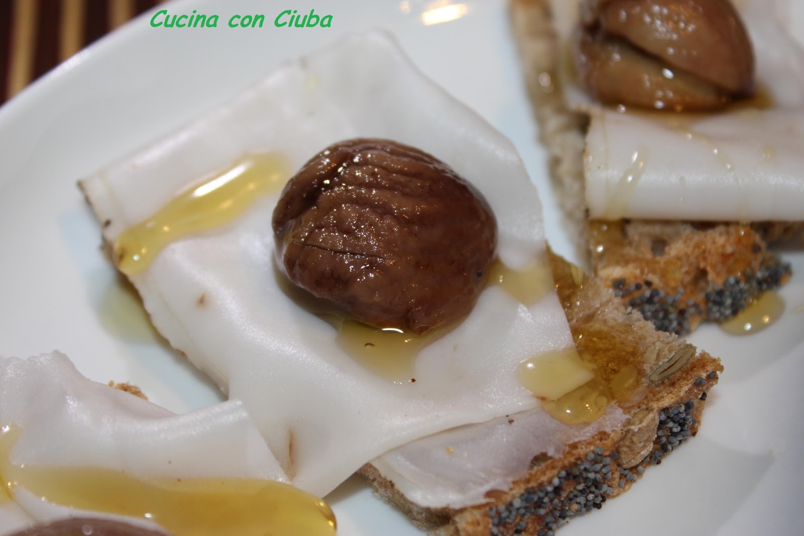Cucina con Ciuba Crostini con lardo e castagna