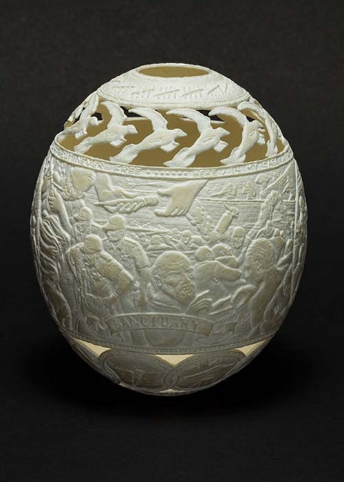 12-Sanctuary-Gil-Batle-Hatched-in-Prison-Carvings-on-Ostrich-Eggs-www-designstack-co