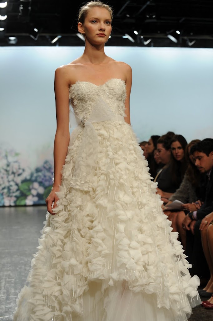 Monique_Lhuillier_Wedding_Dress_Strapless