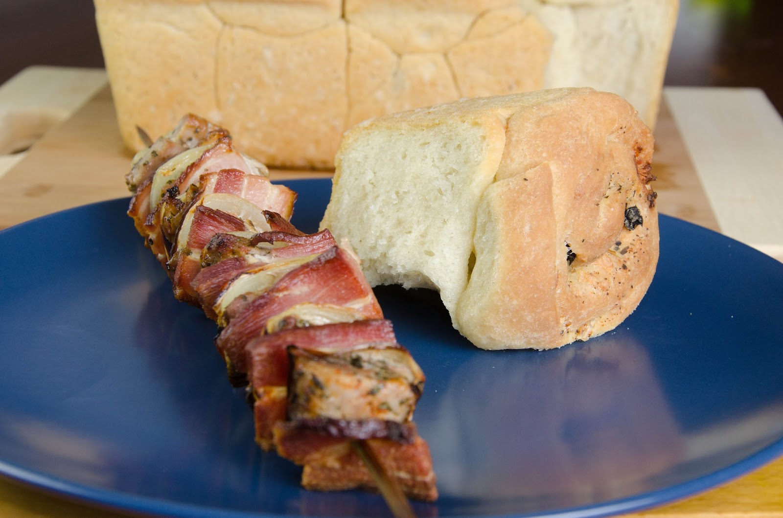 Chleb biały, drożdżowy z kozim serem, oliwkami i ziołami, do odrywania