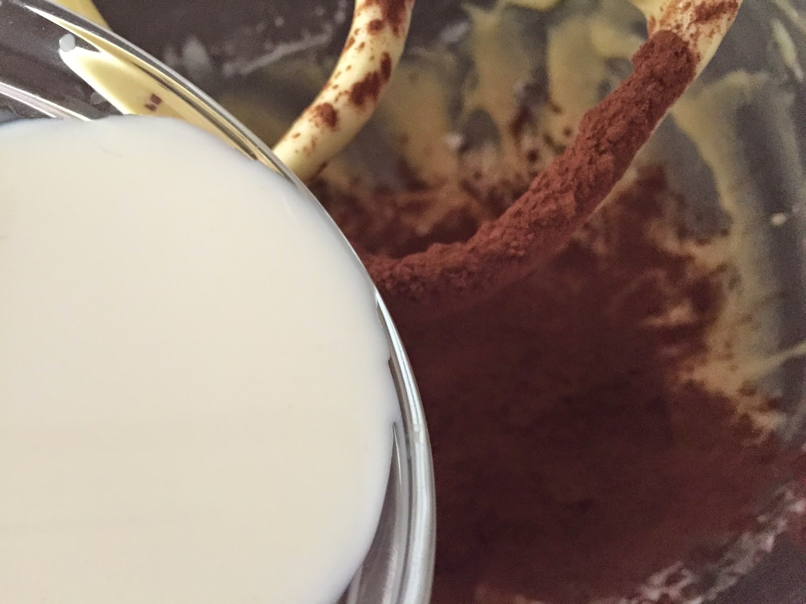 Bizcocho mármol sin gluten, echando cacao y leche a una de las mitades.